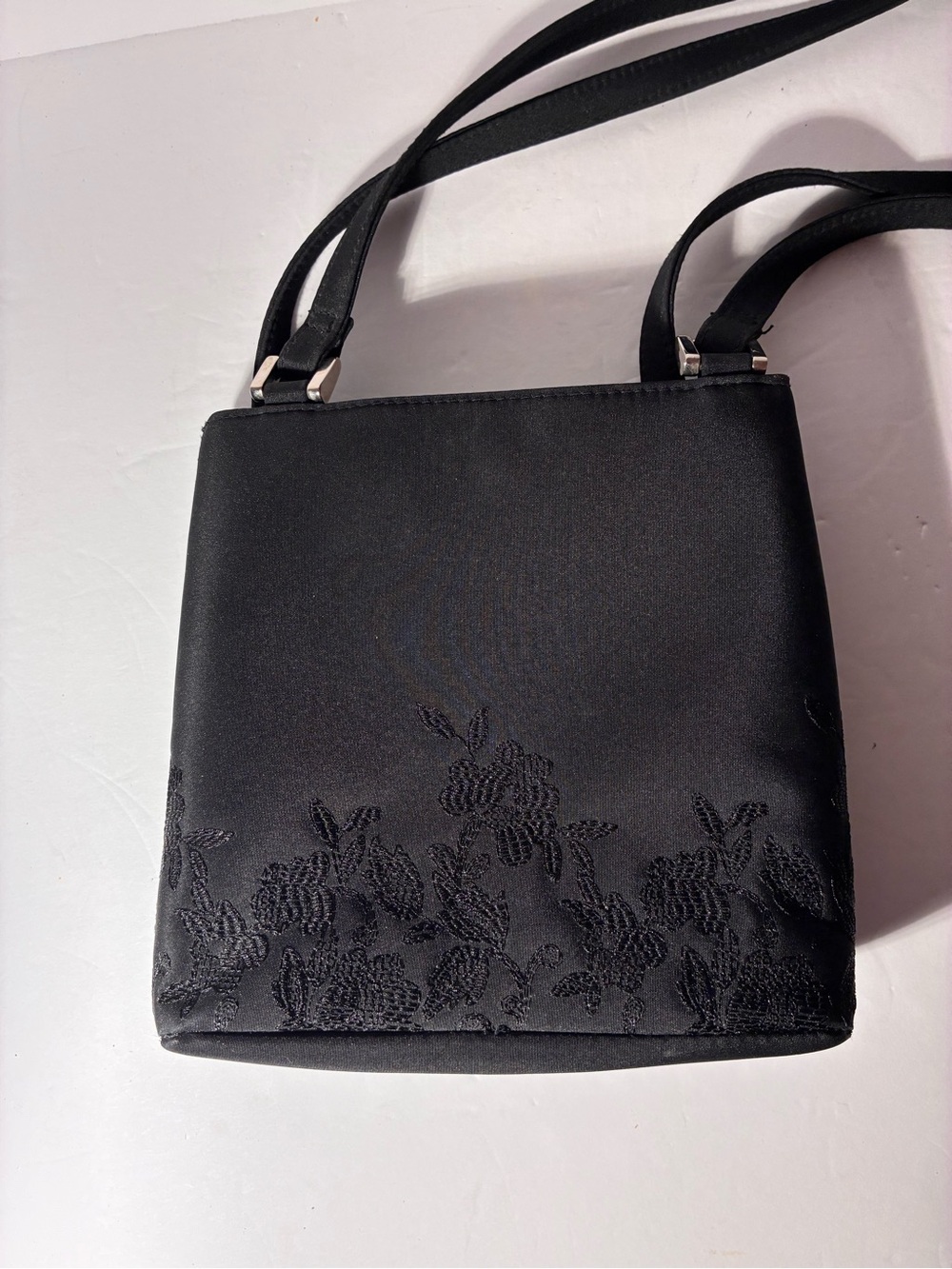 Chic Black Evening Bag with Floral Embroidery - Picture 2 of 13